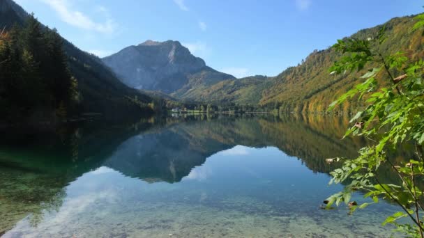 日当たりの良い牧歌的なカラフルな秋の高山ビデオ 透明な水と反射と平和的な山の湖 オーストリア北部のランガバス湖 — ストック動画