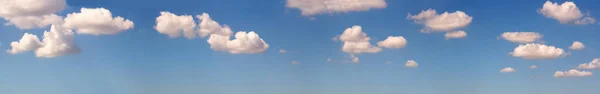 青空に白いふわふわの雲 夏の良い天気パノラマの背景 — ストック写真