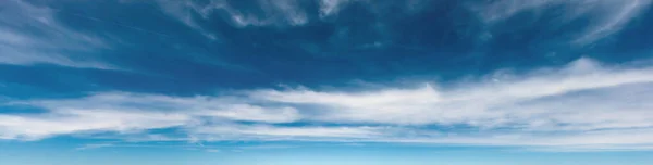 Branco Cirrus Nuvens Difusas Azul Céu Profundo Azul Acima Das — Fotografia de Stock