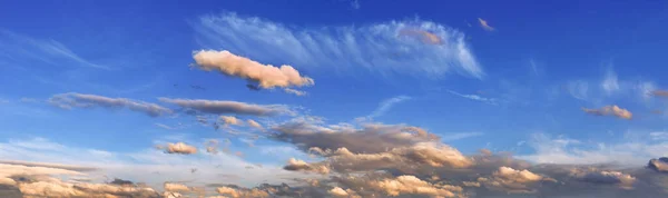 夏の夜空のパノラマとフリースの雲の背景 — ストック写真