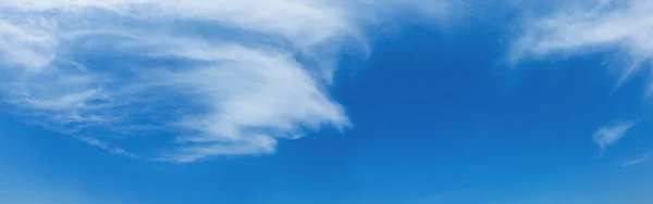 Bílé Kruhové Mlhavé Mraky Modrém Azurovém Nebi Letní Dobré Počasí — Stock fotografie