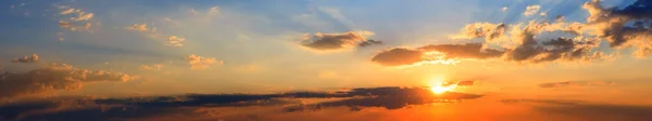 Verão Céu Por Sol Com Nuvens Panorama Fundo — Fotografia de Stock