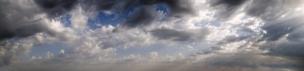 阴云密布的天空映入眼帘 环境和天气概念天空全景背景 — 图库照片