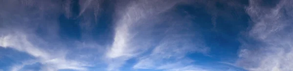 Cirrus Blanco Esponjoso Nubes Cirrocumulus Cielo Profundo Tarde Verano Buen — Foto de Stock