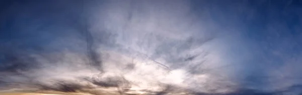 Nuvens Fofas Céu Nublado Noite Vista Brilho Sol Clima Ambiente — Fotografia de Stock