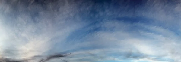 黄昏的天空 云彩飘扬 全景尽收眼底 环境和天气概念的天空背景 — 图库照片