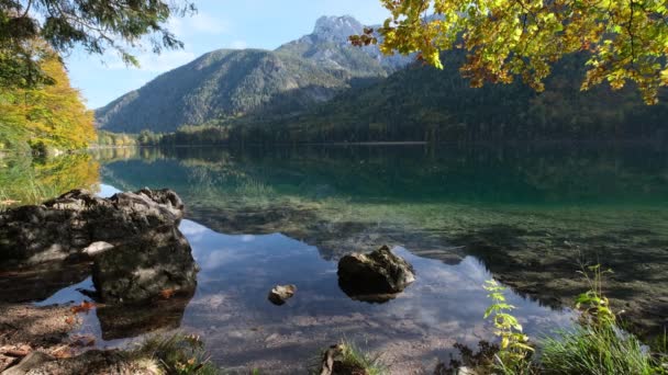 Soleado Idílico Otoño Vista Alpina Pacífico Lago Langbathseen Con Reflejos — Vídeo de stock