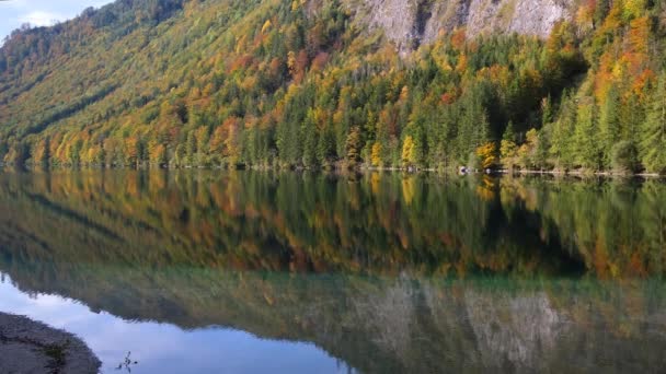 Sonnige Idyllische Farbenfrohe Herbstbilder Friedlicher Bergsee Mit Klarem Transparentem Wasser — Stockvideo