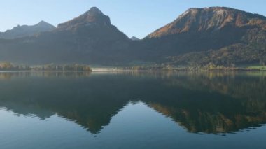 Huzurlu sonbahar Alpleri dağ gölü. Sisli bir sabah Wolfgangsee göl manzarası, St. Wolfgang im Salzkammergut, Yukarı Avusturya.