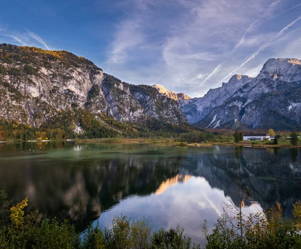 Őszi Alpesi Kilátás Békés Hegyi Tiszta Átlátszó Vízzel Tükröződésekkel Almsee — Stock Fotó
