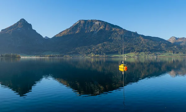 Rustige Bergplas Met Helder Transparant Water Reflecties Herfst Wolfgangsee Panorama — Stockfoto
