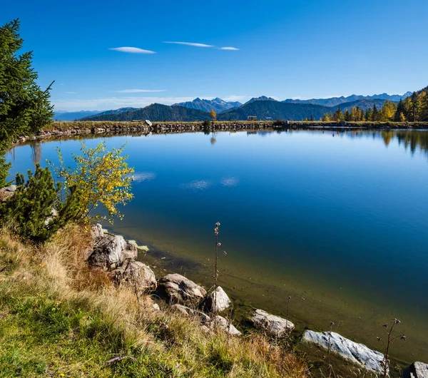 Słoneczny Jesienny Widok Alpejski Spokojne Górskie Jezioro Przejrzystą Wodą Odbiciami — Zdjęcie stockowe