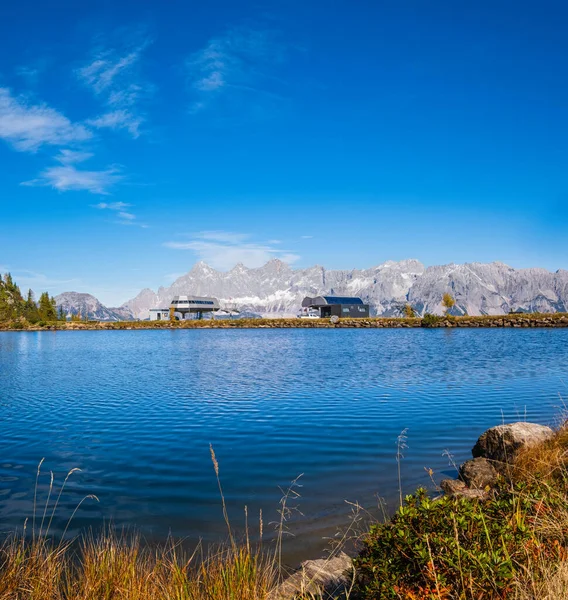 秋天平静的阿尔卑斯山湖 清澈透明的水和倒影 上站的滑雪升降 在奥地利Steiermark重申Alm 无法辨认的迹象 — 图库照片