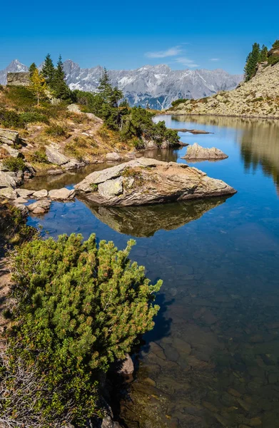 阳光明媚的秋天高山景色 平静的山林湖 清澈透明的水和反思 Spiegelsee Mirror Lake Reiterated Alm Steiermark Austria — 图库照片