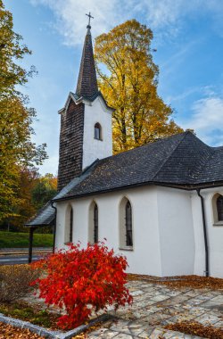 Sonbahar Kronberg-Kapelle kilise rengarenk manzarası (1870-1885), Strass im Attergau, Yukarı Avusturya