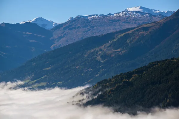 日当たりの良い牧歌的な秋の高山のシーン 穏やかな霧の朝ドルフガステイン周辺 土地ザルツブルク オーストリアからのアルプスの山のパノラマビュー 絵のように美しいハイキングや季節のコンセプトシーン — ストック写真