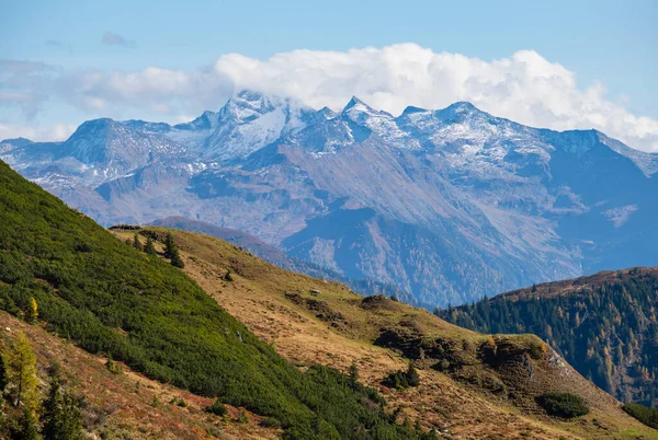 Güneşli, huzurlu, sonbahar dağları manzarası. Dorfgastein 'dan Paarseen göllerine, Land Salzburg, Avusturya' ya yürüyüş yolundan huzurlu Alpler dağ manzarası. Resimli yürüyüş mevsimi, doğa güzelliği konsepti sahnesi.