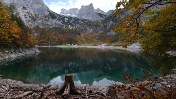 上奥地利州的Picturesque Hinterest Gosausee湖 五彩缤纷的秋天高山湖景 清澈清澈的湖水和倒影 达什坦峰和远远的冰川 — 图库视频影像