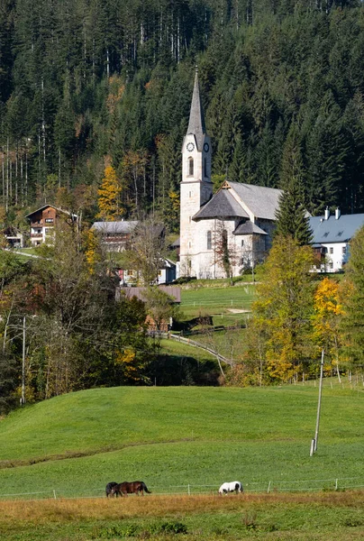 Peaceful Jesień Alpy Górskie Słoneczny Widok Kościół Obrzeżach Gosau Wsi — Zdjęcie stockowe