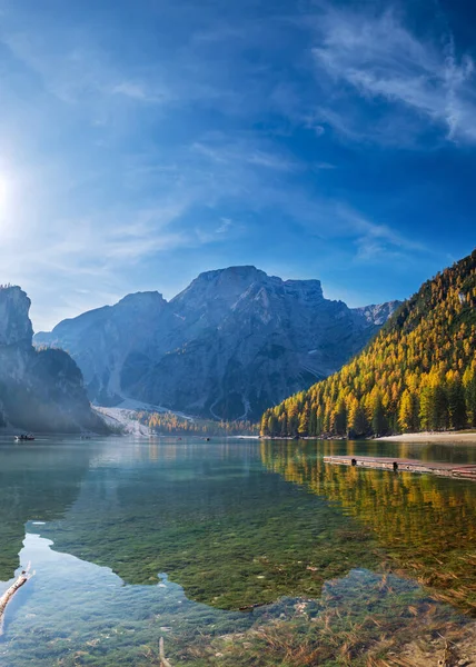 Sonbahar Huzurlu Alp Gölü Braies Veya Pragser Wildsee Fanes Sennes — Stok fotoğraf