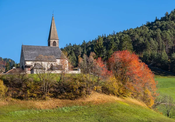 Syksyllä Aamulla Santa Magdalena Kuuluisa Italia Dolomites Vuoristokylä Ympäristö Näkymä — kuvapankkivalokuva