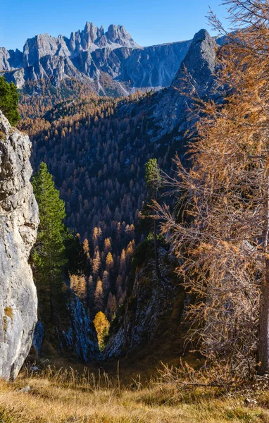 意大利 苏蒂罗尔 从乔山口到辛克托里 五根柱子或塔楼 岩石著名地层的远足小径上 阳光明媚的秋天高山白云石山景 — 图库照片