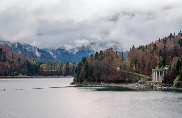 德国巴伐利亚Isar河上的Alpine Sylvenstein Stausee湖 秋天阴沉沉的 雾蒙蒙的 毛毛雨蒙蒙的 风景秀丽的旅游 天气和自然美景概念场景 — 图库照片