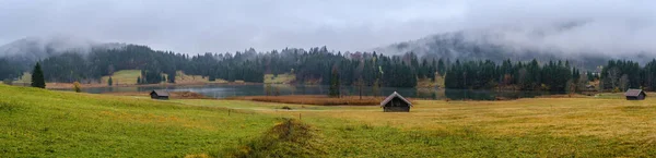 アルプスの湖GeroldeeまたはWagenbrucsee バイエルン ドイツ 秋の曇り 霧と霧雨の日 絵のような旅 農村の自然の美しさのコンセプトシーン — ストック写真