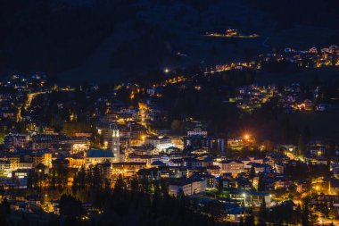 Sonbahar gecesi Cortina d 'Ampezzo Alpine Dolomites dağ kasabası, Belluno, İtalya. Resimli seyahat ve kırsal güzellik konsepti.
