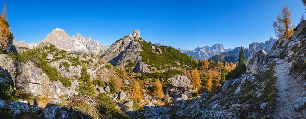 Giau PassからCinque Torri 5本の柱または塔 へのハイキングパスからの日当たりの良い絵のような秋の高山ドロマイト岩の山の景色有名な形成 スディトロール イタリア — ストック写真