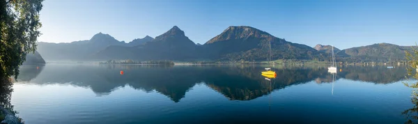 平静的山湖 清澈透明的水和反思 奥地利上奥地利 圣沃尔夫冈 Salzkammergut Wolgangsee湖全景 — 图库照片