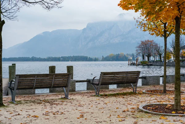 Sonbahar Alpleri Dağ Gölü Mondsee Puslu Manzarası Seepromenade Mondsee Salzkammergut — Stok fotoğraf