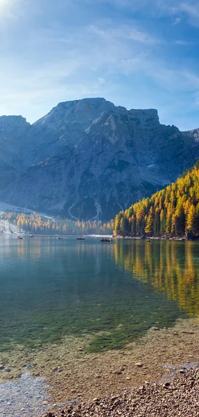 秋天和平的高山湖泊Braies或Pragser Wildsee South Tyrol Dolomites Alps Italy Europe 风景秀丽的旅游 季节性和自然美的概念场景 — 图库照片
