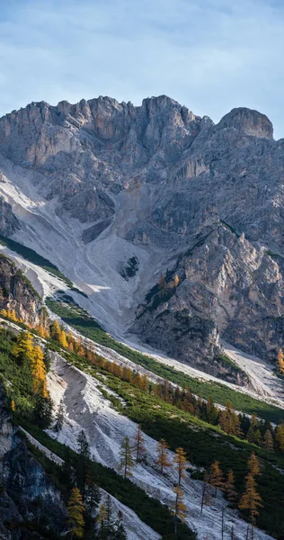 Színes Őszi Alpesi Rock Színtér Kilátás Túraútvonal Közelében Braies Vagy — Stock Fotó