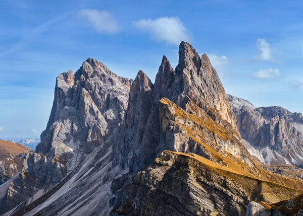 絵のように美しい秋のアルプスの山のシーン 有名なイタリアのドロマイトセエダ雄大な岩 サッスリゲ スディトロール イタリア 美しい旅 四季折々の自然美のコンセプトシーン — ストック写真