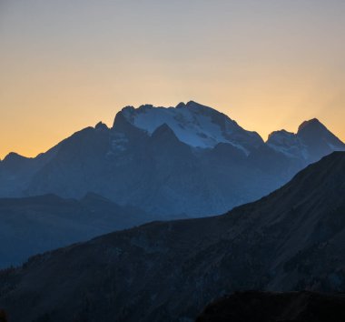İtalyan Dolomitler, Giau Geçidi 'nden huzurlu, puslu akşam manzarası. İklim, çevre ve seyahat konsepti.
