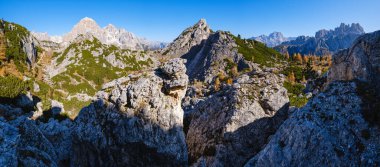 Güneşli resimli sonbahar dağları Dolomitler, Giau Geçidi 'nden Cinque Torri' ye (Beş Sütun veya Kule) kaya ünlü oluşumu, Sudtirol, İtalya.