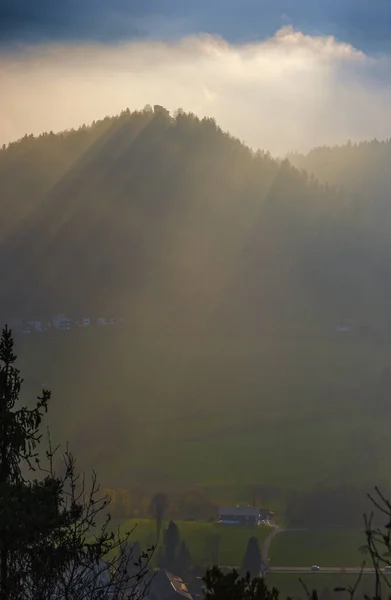 秋のかすんで日Berchtesgadener土地とマウントWatzmannシルエット断片マルクセンホーエの観点からのコントラ光曇りビューで バイエルンのPrealps ドイツ — ストック写真
