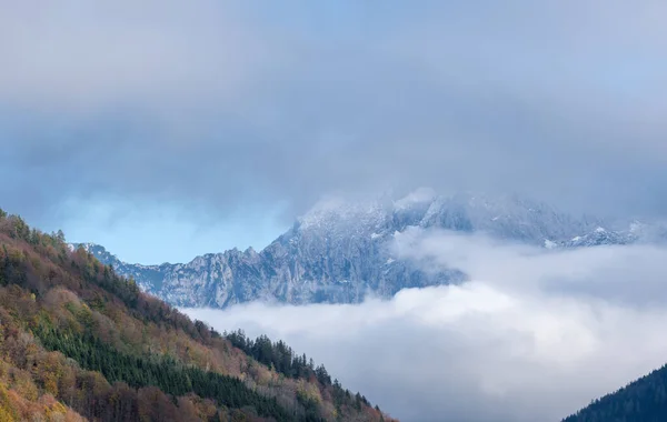 Bedeckter Herbstlicher Alpenblick Mit Berühmten Watzmann Silhouettenfragmenten Durch Nebel Und — Stockfoto