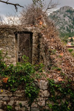 Ortaçağ yerleşimi 1979 depremi, Sutomore, Bar Region, Karadağ 'da tamamen yıkıldı..