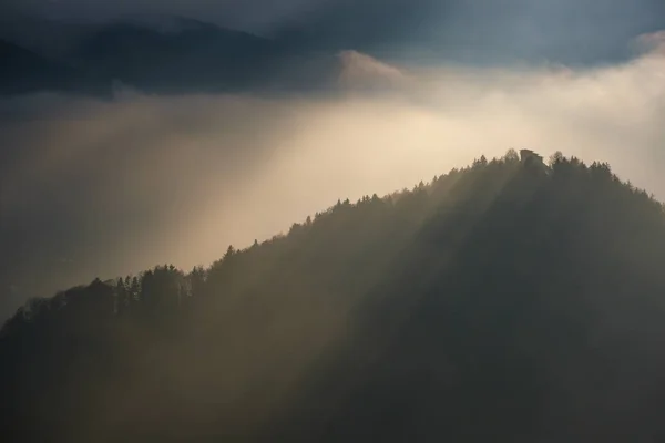 秋のかすんで日Berchtesgadener土地とマウントWatzmannシルエット断片マルクセンホーエの観点からのコントラ光曇りビューで バイエルンのPrealps ドイツ — ストック写真