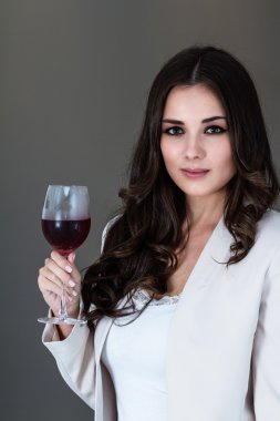 Uzun siyah saçlı güzel bir kadın.  