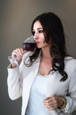Uzun siyah saçlı güzel bir kadın.  