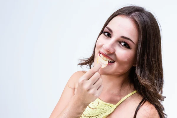 Äta en potatis chip — Stockfoto