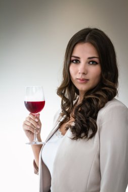 güzel bir kadın şarap içme 