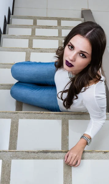 Hermosa mujer en las escaleras —  Fotos de Stock