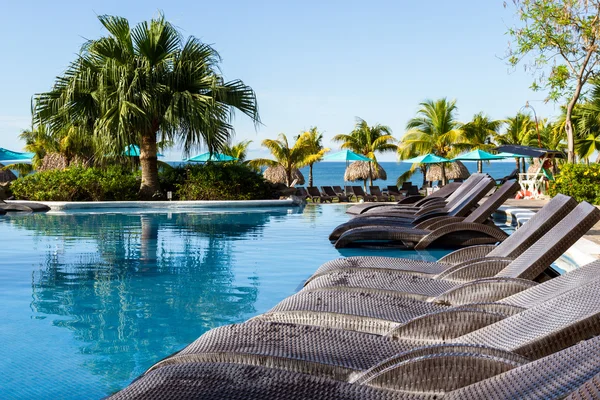 Hotel swimming pool — Stock Photo, Image