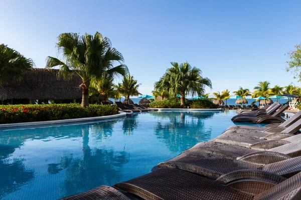 Hotel swimming pool — Stock Photo, Image