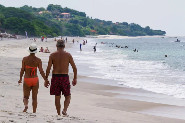 Casal andando na praia — Fotografia de Stock