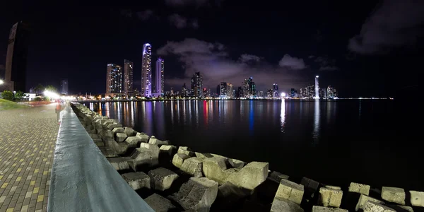 Падіння вночі в Панама Сіті, Панама — стокове фото
